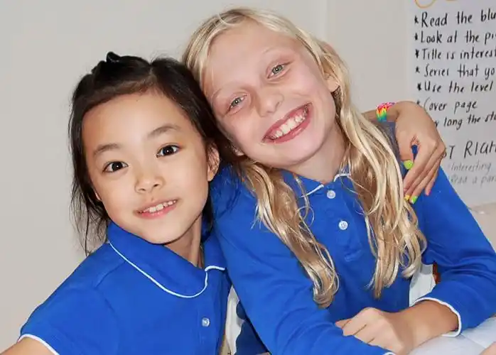 东京国际学校的2个小女孩合影