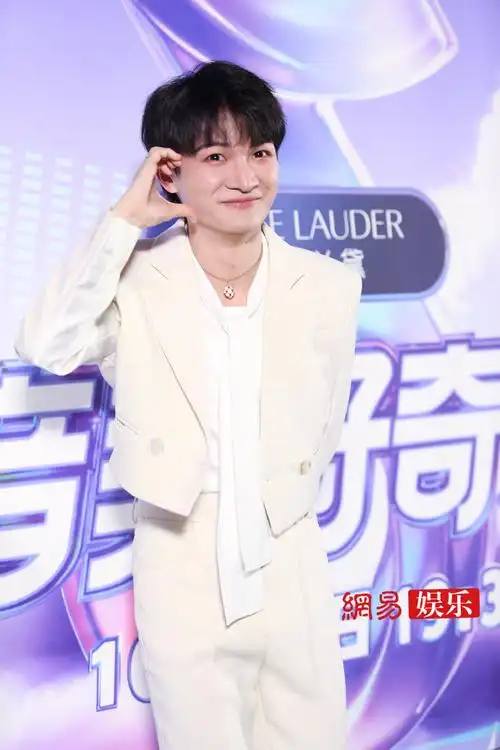 周深打招呼把戒指甩飞了##周深被要求比心说我没有心