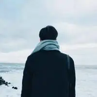 孤单头像男生伤感背影 一个人孤独男人背影头像【点击鼠标右键下载】