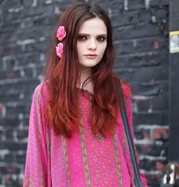 18岁女生染酒红色头发显老吗 女生酒红色挑染发型