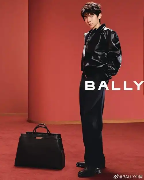 王源黑色皮夹克