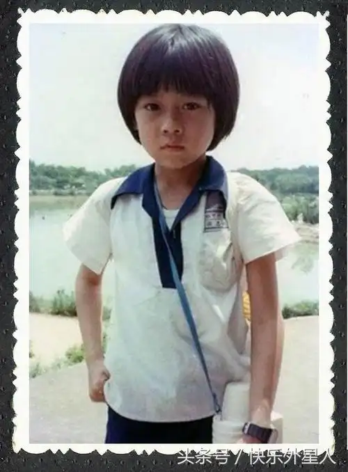 这位小帅哥大家是不是觉得很面熟呢?他就是我们的不老男神林志颖啦!