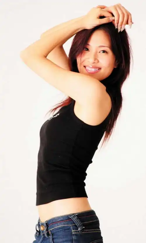 李慧珍苦练性感腹肌 个唱穿水钻黑羽毛礼服(图)