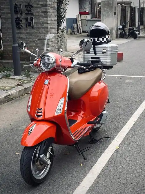 vespa春天150蕃茄红终于上完牌了