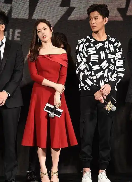 39岁孙艺珍暴露真实状态看着身材又黑又壮但是生图气质仍挺好