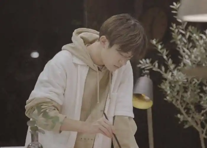 易烊千玺ins更新边烧烤边听戏曲,00后变身老干部,实力演绎反差萌