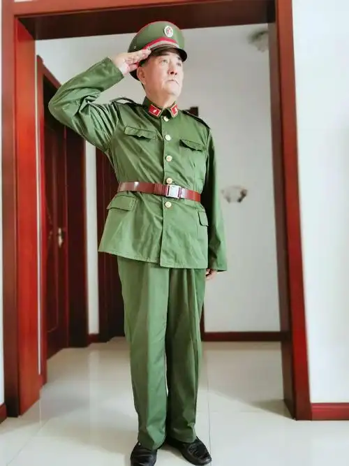 迎"八一" 爷孙军装秀