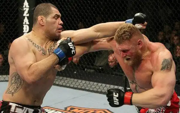 这是场重量级冠军战,凯恩在这场比赛中碾压了布洛克,为布洛克做了"