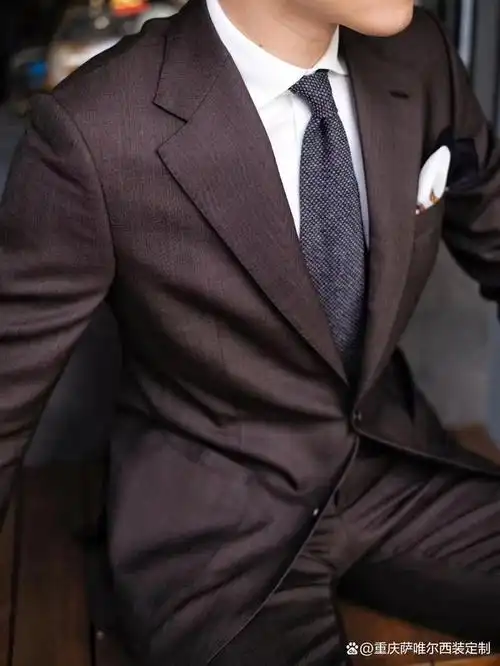 西装时能够展现自己的男性魅力和时尚品味,衬托出自己成熟稳重的气质
