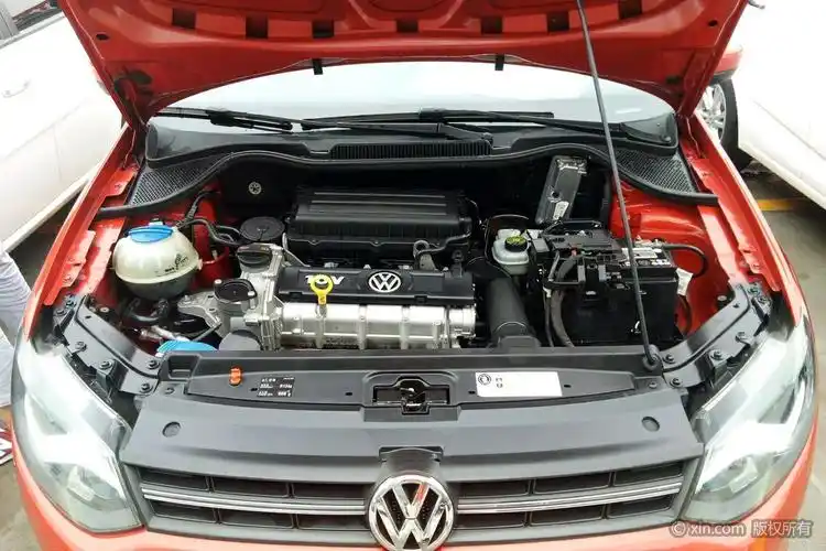 大众polo发动机舱