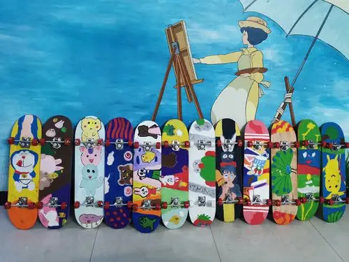 孩子们在街上滑着自己画的独一无二的滑板是最靓的仔