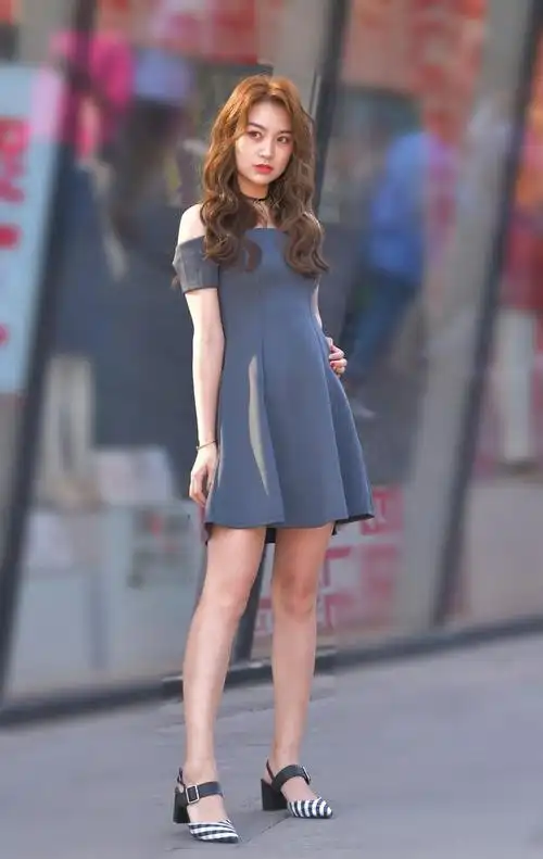 一位性感又不失可爱的小姐姐面容姣好身材修长