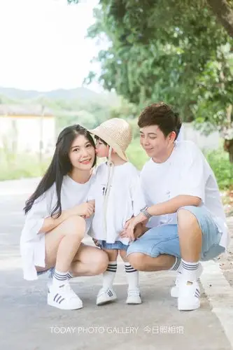 夏日外景亲子照6969互动的每一个瞬间都是爱呀一家三口的互动感也