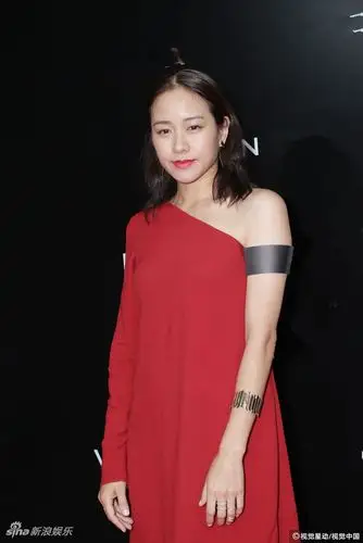 组图:林嘉欣斜肩红裙美艳 自曝小时调皮偷玩口红