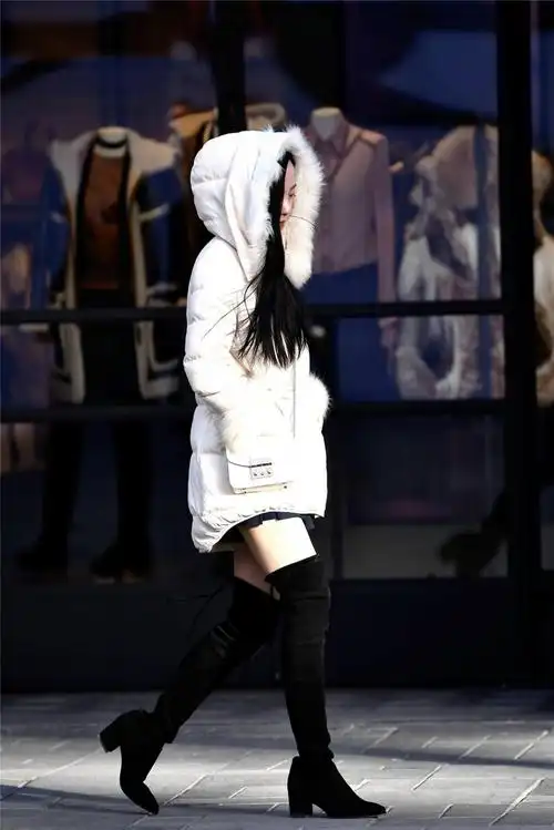 时尚保暖的过膝靴要穿出气质感觉白色羽绒服更显精致