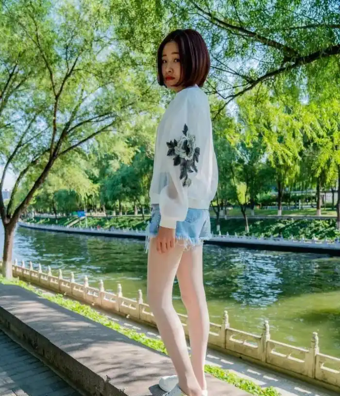 小白鞋搭白丝袜,短发美女阳光下,青春活力十足