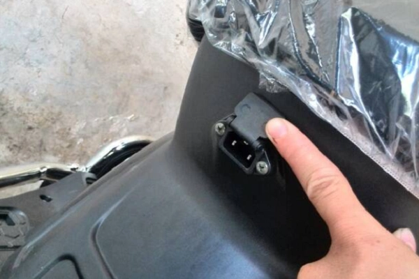 雅迪电动车的充电口在哪里?