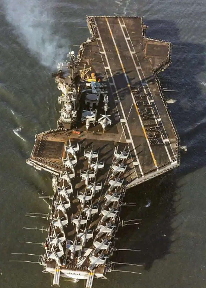 现代航母始祖,70年代美国海军cva-41"中途岛"号航空母舰,1945年9月入