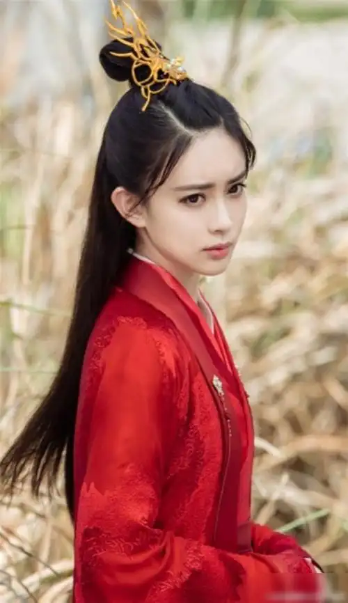 网友认为孟子义和彭小苒长得像其实二人古装造型还是有明显不同