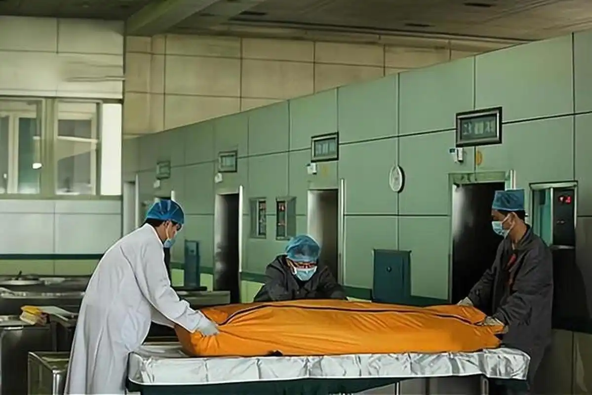 重庆某殡仪馆,夜晚收到一名9岁男孩的遗体,李师傅将其冷冻时,竟发现