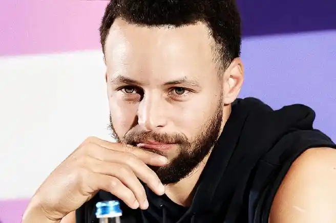 出席发布会的库里怎么有人又帅又可爱啊#晚安斯蒂芬##库里