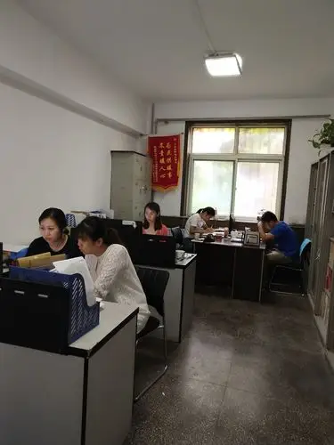 办公室加班中,整理创建文明城区资料