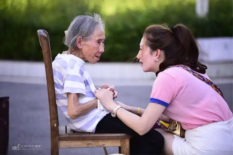 把温暖送给父母,让情爱陪伴老人～第一季