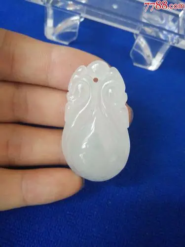 天然冰种白色翡翠挂件