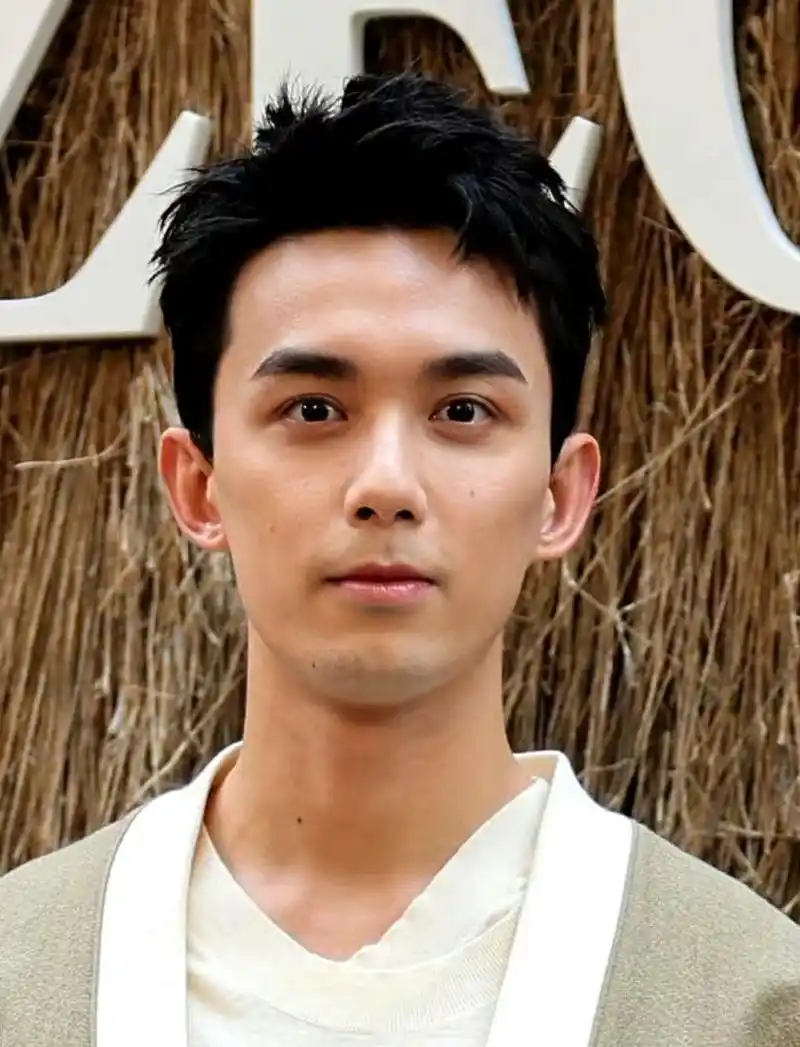 吴磊生图 脖子痣擅长发挥优势贵人运突出在外总有人帮;颧骨痣黑眼圈