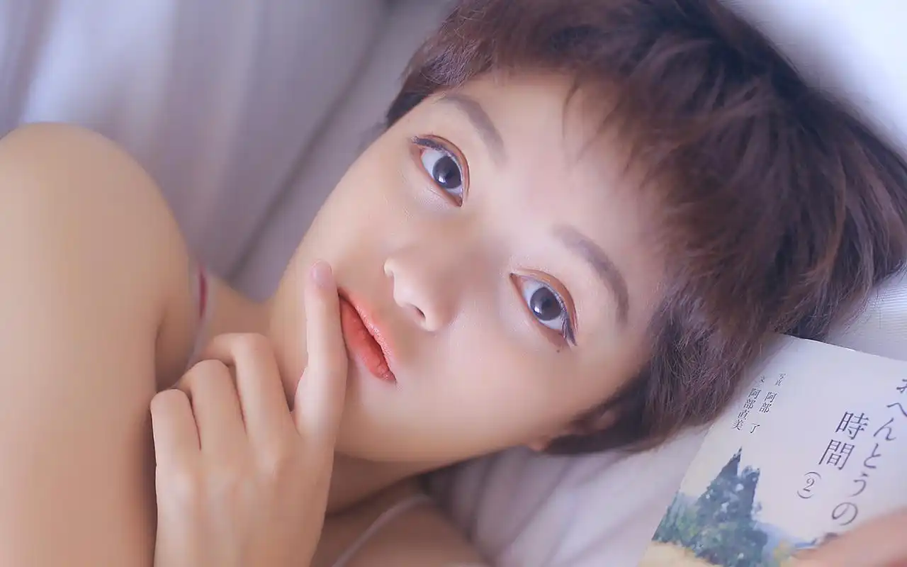 风情短发美女性感写真高清桌面壁纸