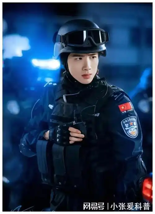 白敬亭制服造型引热议,网友呼吁:请焊在身上别脱!