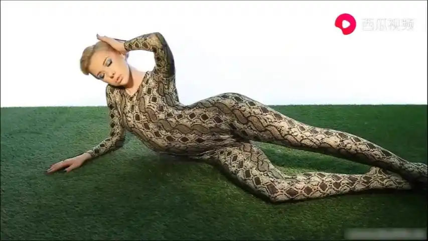 俄罗斯蛇皮衣美女柔术