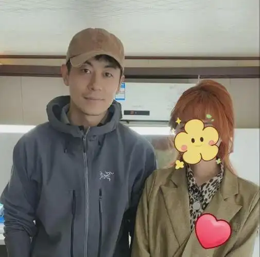 沈佳妮晒全家照,她素颜出镜一脸甜看老公,朱亚文头发凌乱显沧桑