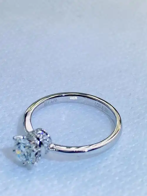 周生生小皇冠钻戒,精致六爪,0.