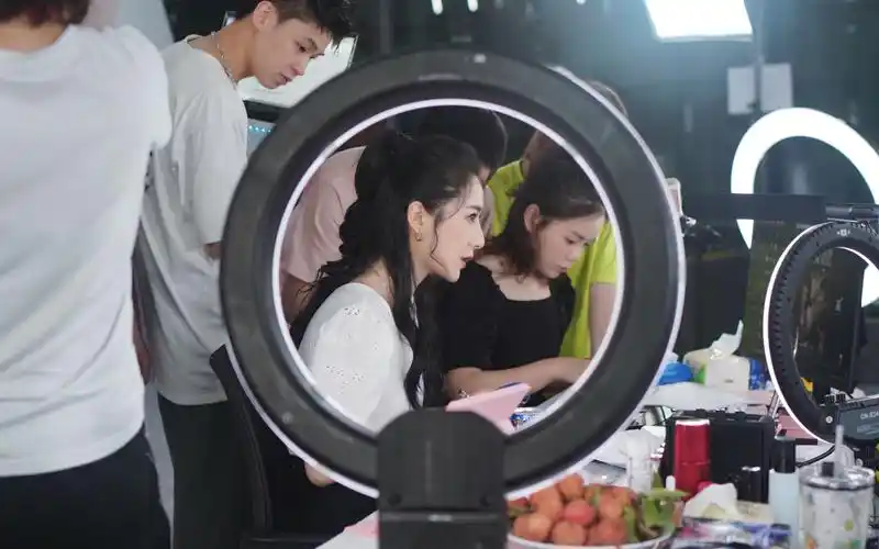 揭秘双面薇娅带货女王镜头外的苛刻和脆弱