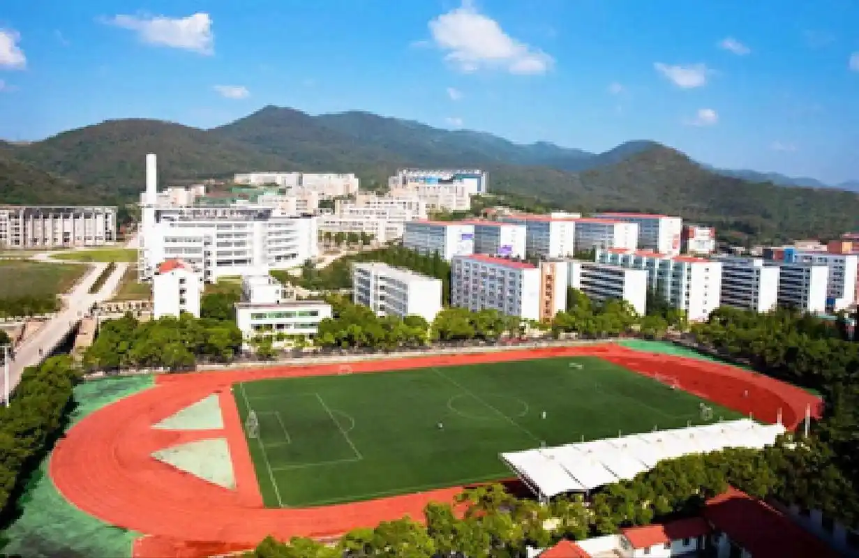 荆楚理工学院 学校位于湖北省荆门市中心城区白龙山下,依山傍水,风景