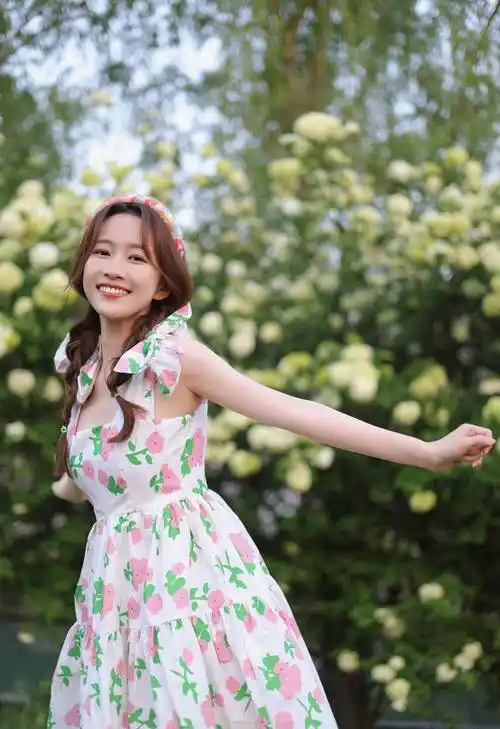 刘美含碎花连衣裙活力写真_初恋_女孩子_网友