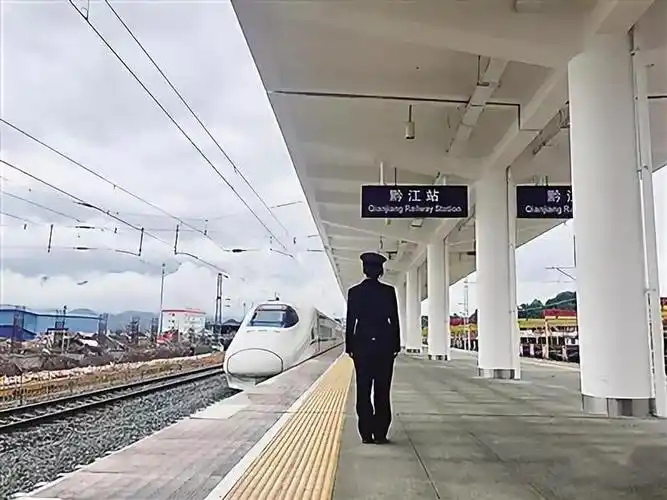 黔张常铁路开通千名游客为黔江带盐