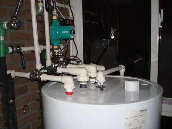 别墅家用燃气壁挂炉连接储水箱怎么接?求答案