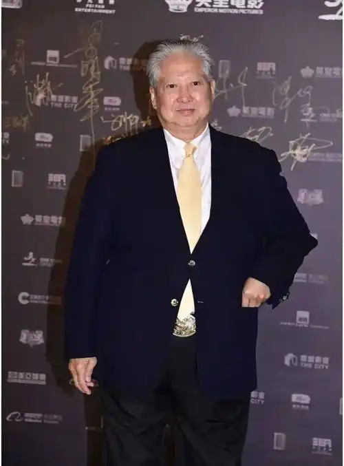 75岁洪金宝与妻子罕见出镜,穿黑白情侣装,小16岁妻子骨瘦嶙峋!