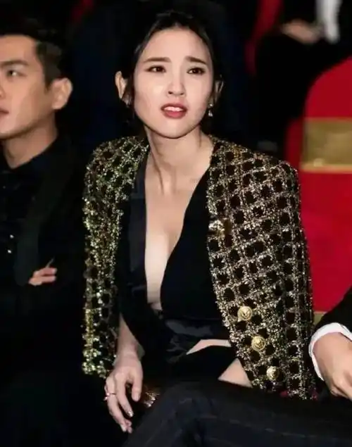 微笑女神唐艺昕身材饱满,性感迷人,真是一个宝藏女孩_作品_张若昀