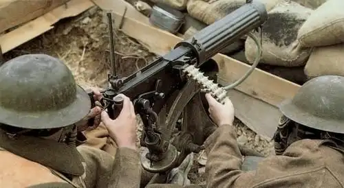 马克沁机枪结构复杂,采用水冷枪管较为笨重,帆布弹带受潮后可靠性变差