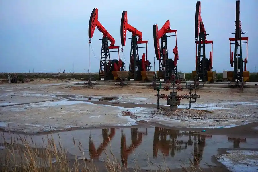 东营胜利油田夕阳下的采油机