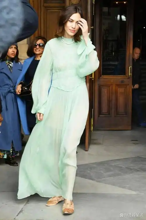 那么,何不试试薄荷绿色的衣服呢?