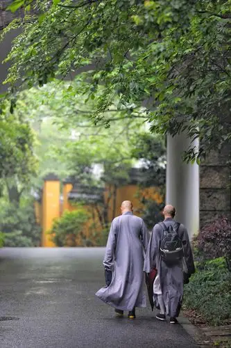 雨后漫步于杭州天竺路的僧人