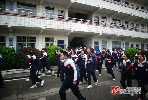 怀化一中校园安全疏散演练助力全国中小学生安全教育日