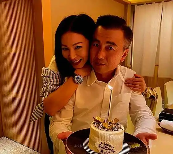 滕丽名47岁生日罕秀恩爱,富商老公已满头白发,婚后住别墅很惬意