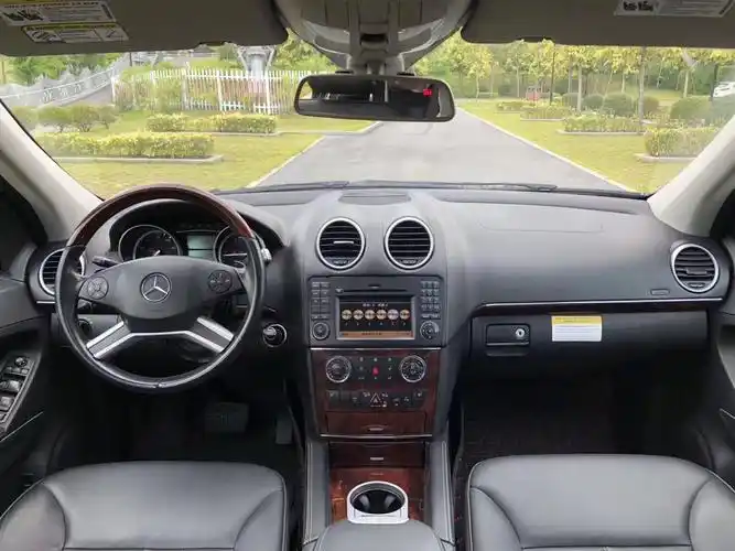 奔驰gl350外形霸气,内饰和空间都非常的不错.