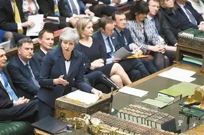 英国首相特雷莎·梅(前)27日在议会下院进行首相问答   英国议会下院