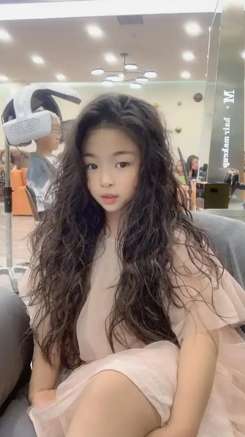 小朋友烫发美呆了